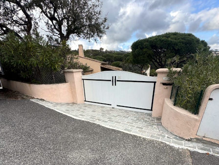 Entrée de villa à Sainte-Maxime avant rénovation par Azur Bati 83